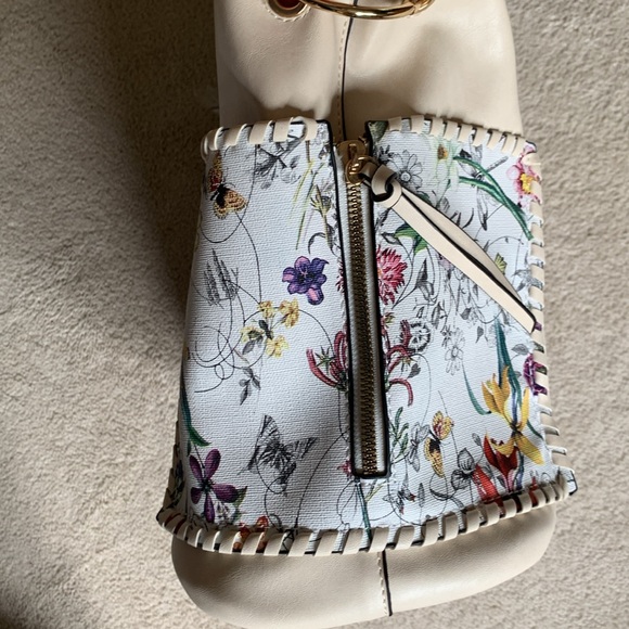 NEW WITH TAG Cream Bucket Bag with floral accents FROM Cracker Barrel - Picture 4 of 11